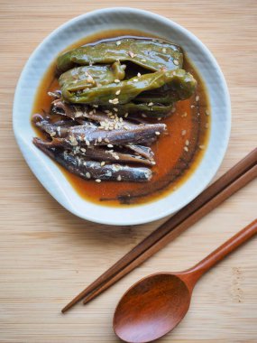 Kore yemeği, soya soslu haşlanmış ançüez biberi.