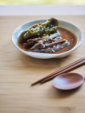 Kore yemeği, soya soslu haşlanmış ançüez biberi.