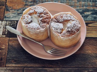 2 küçük yuvarlak kremalı pasta.