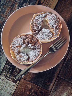 2 küçük yuvarlak kremalı pasta.