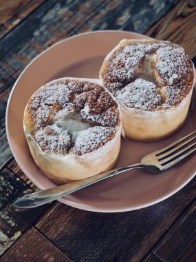 2 küçük yuvarlak kremalı pasta.