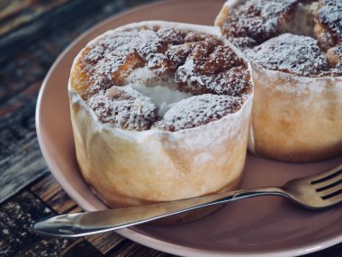 2 küçük yuvarlak kremalı pasta.