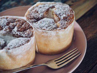 2 küçük yuvarlak kremalı pasta.