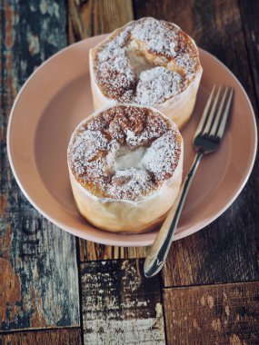 2 küçük yuvarlak kremalı pasta.