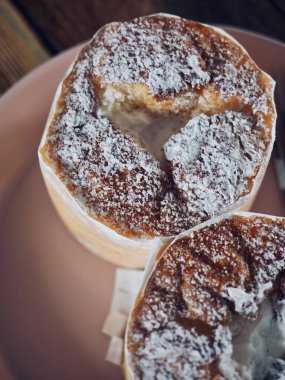 2 küçük yuvarlak kremalı pasta.