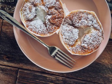 2 küçük yuvarlak kremalı pasta.