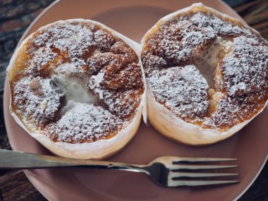 2 küçük yuvarlak kremalı pasta.