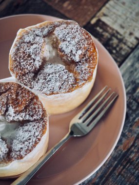 2 küçük yuvarlak kremalı pasta.