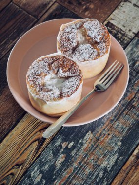 2 küçük yuvarlak kremalı pasta.