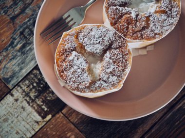 2 küçük yuvarlak kremalı pasta.