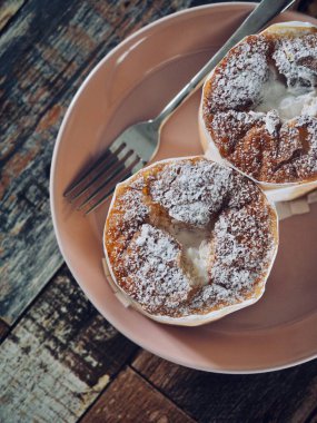 2 küçük yuvarlak kremalı pasta.