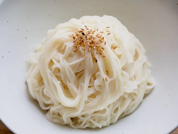 Ασιατικό Φαγητό Λευκά Νούντλς Πορσελάνινο Μπολ — Φωτογραφία Αρχείου