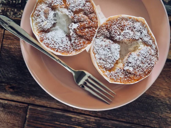 2 küçük yuvarlak kremalı pasta.