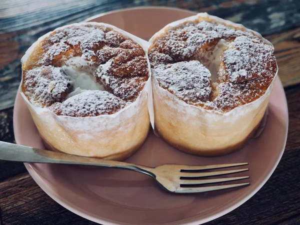 2 küçük yuvarlak kremalı pasta.