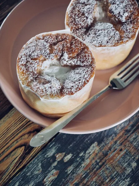 2 küçük yuvarlak kremalı pasta.