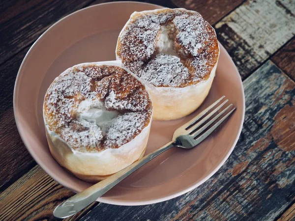 2 küçük yuvarlak kremalı pasta.