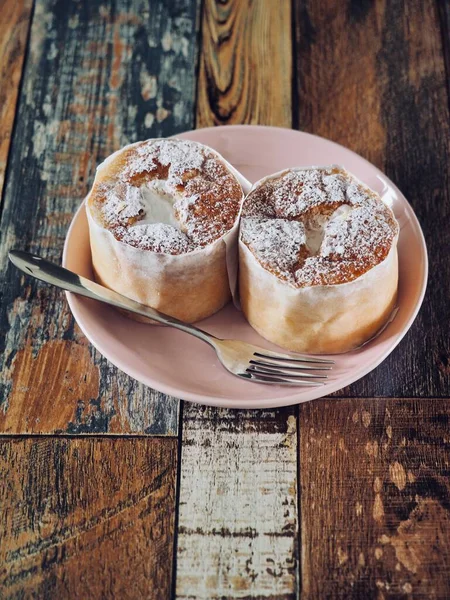 2 küçük yuvarlak kremalı pasta.