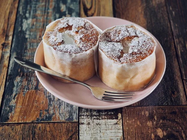 2 küçük yuvarlak kremalı pasta.