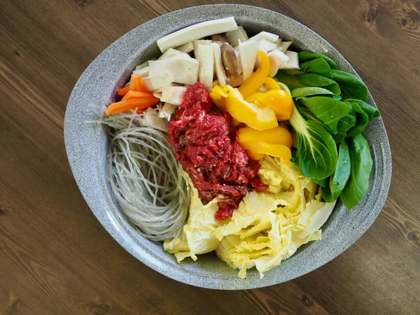 Kore geleneksel et sebze güveci.