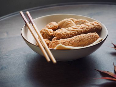 Asya yemeği balık keki, balık ezmesi ve akçaağaç yaprağı.