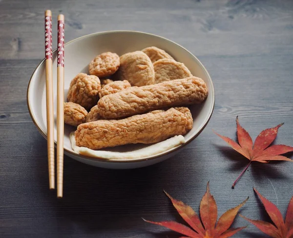 Asiatisches Essen Fischkuchen Fischpaste Und Ahornblatt — Stockfoto