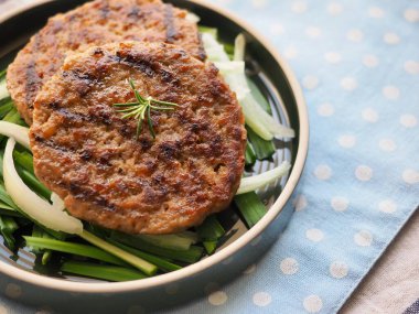 Biftek, biftek ve sebze.