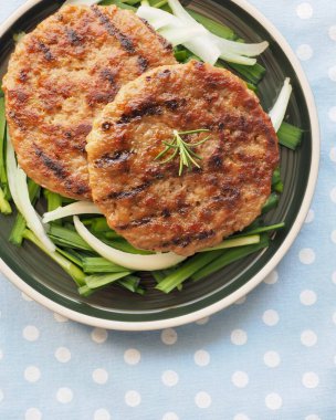 Biftek, biftek ve sebze.