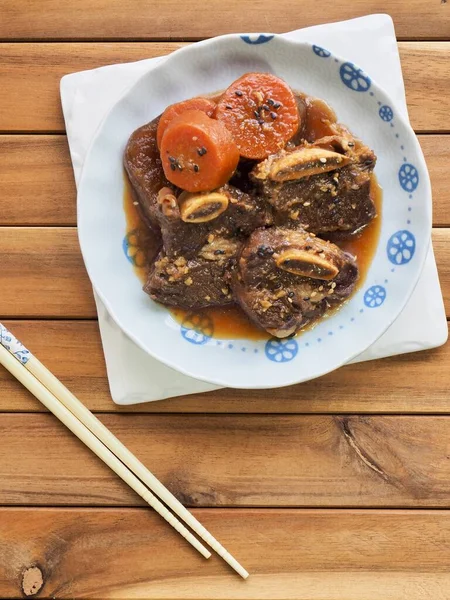 Kore yemeği buğulanmış sığır pirzolası