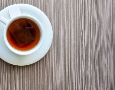 Tahta tahtada çay, porselen fincanlar, siyah çay.