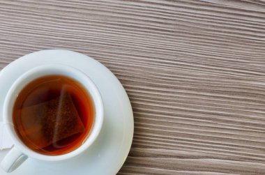 Tahta tahtada çay, porselen fincanlar, siyah çay.