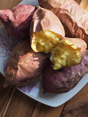 Organik kök ekinleri Kızarmış tatlı patatesler