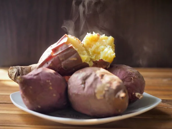 Organik kök ekinleri Kızarmış tatlı patatesler