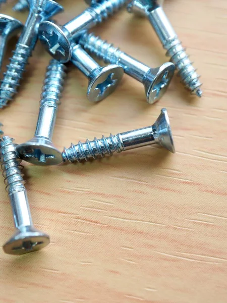 Fondo Tablero Madera Con Tornillos Plateados —  Fotos de Stock