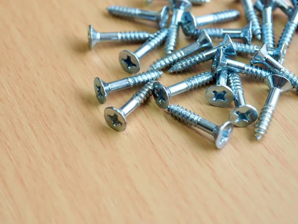 Fondo Tablero Madera Con Tornillos Plateados —  Fotos de Stock