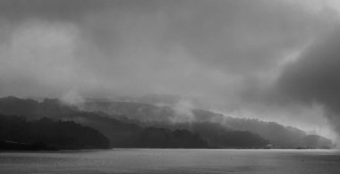 Kore Cheongju Şehri Daecheong Gölü Sabah Sis manzarası, tek renkli fotoğraf
