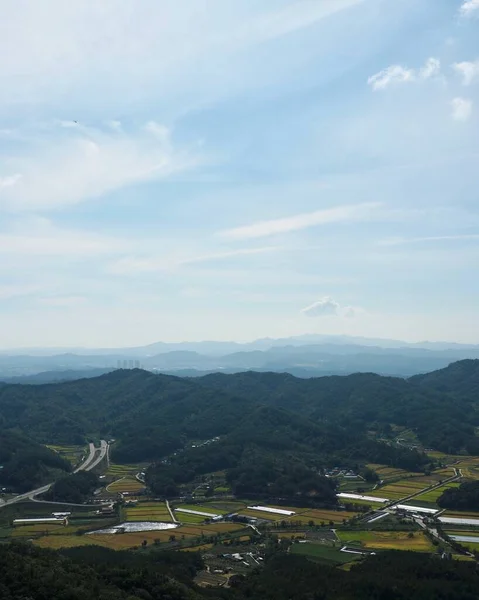 韩国稻田 天空和高山 — 图库照片