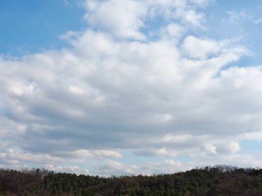 Mavi gökyüzü, bulutlar ve dağlar