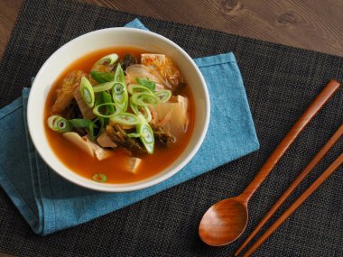 Kore geleneksel kimchi tofu patates çorbası.