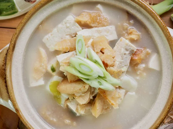 韩国菜干波拉克汤和蔬菜 — 图库照片