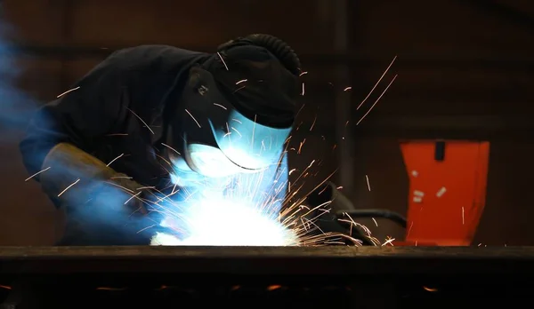 Factory Worker Doing Sourcing — Stock Photo, Image