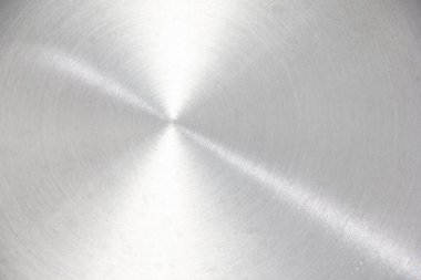 Parlak, paslanmaz çelik zemin arka plandaki güzel ışığı yansıtıyor..