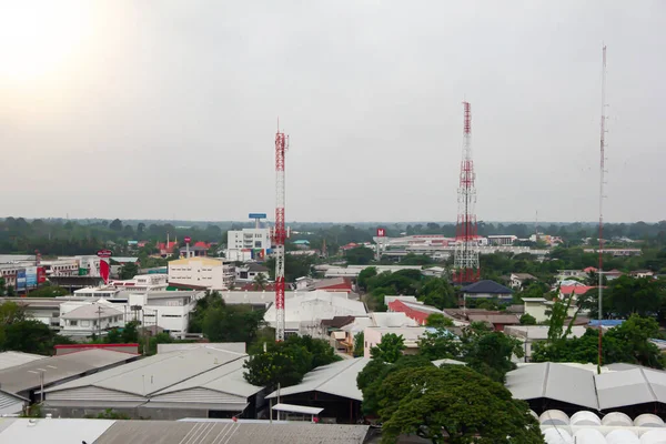 Torre Telecomunicações Pintada Branco Vermelho Dia Que Céu Está Cheio — Fotografia de Stock