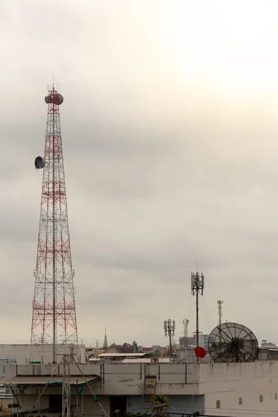 Torre Telecomunicaciones Pintada Blanco Rojo Día Que Cielo Está Lleno —  Fotos de Stock