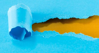 Yırtık kağıt, sarmal içine sarılmış Reklam mesajları için boş bir alan yarat.