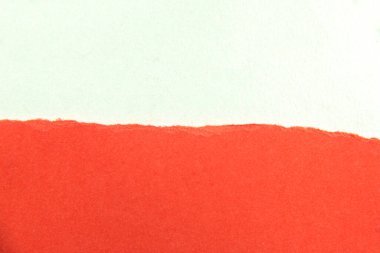 Kırmızı yırtık kağıdın yarısını böl