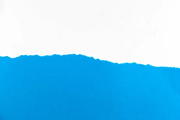 Beyaz arkaplanda mavi yırtık kağıt parçalarının yarısı