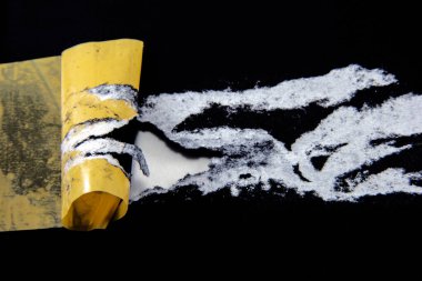 Maskeleme bandıyla sıkışan ve arka plan, proje tasarımı ve metin alanı için iyi bir şablon olması için yırtılan kağıt.