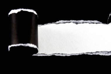 Kağıt şablon alanı oluşturmak için yırtılıyor. Metin alanı Tasarım ve reklamlar için boş alan veya tasarım arka planı olarak kullanılır.