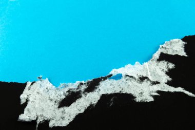 Kağıt şablon alanı oluşturmak için yırtılıyor. Metin alanı Tasarım ve reklamlar için boş alan veya tasarım arka planı olarak kullanılır.