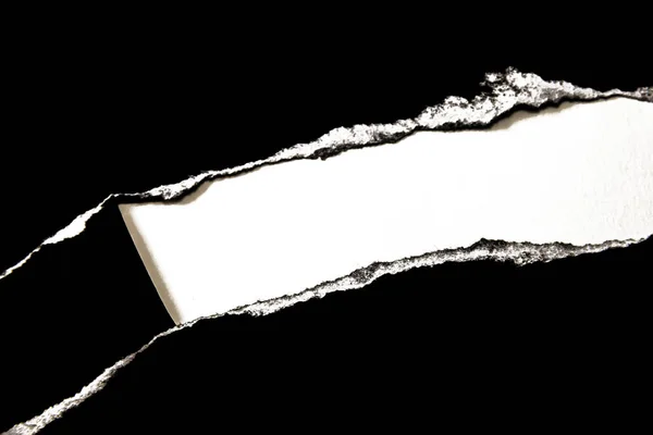 Kağıt şablon alanı oluşturmak için yırtılıyor. Metin alanı Tasarım ve reklamlar için boş alan veya tasarım arka planı olarak kullanılır.